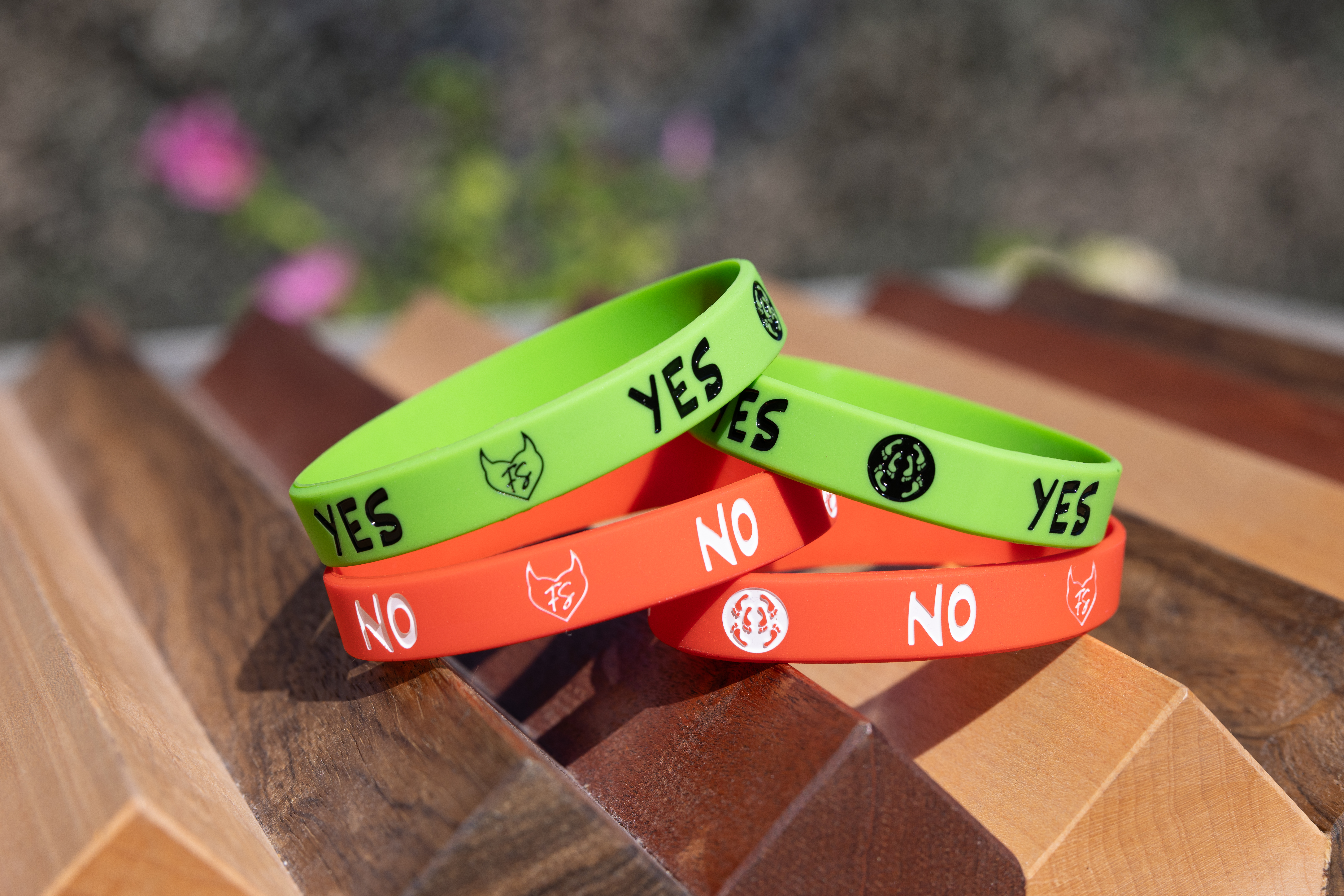 Custom consent bands for FS/Neuq in red and green